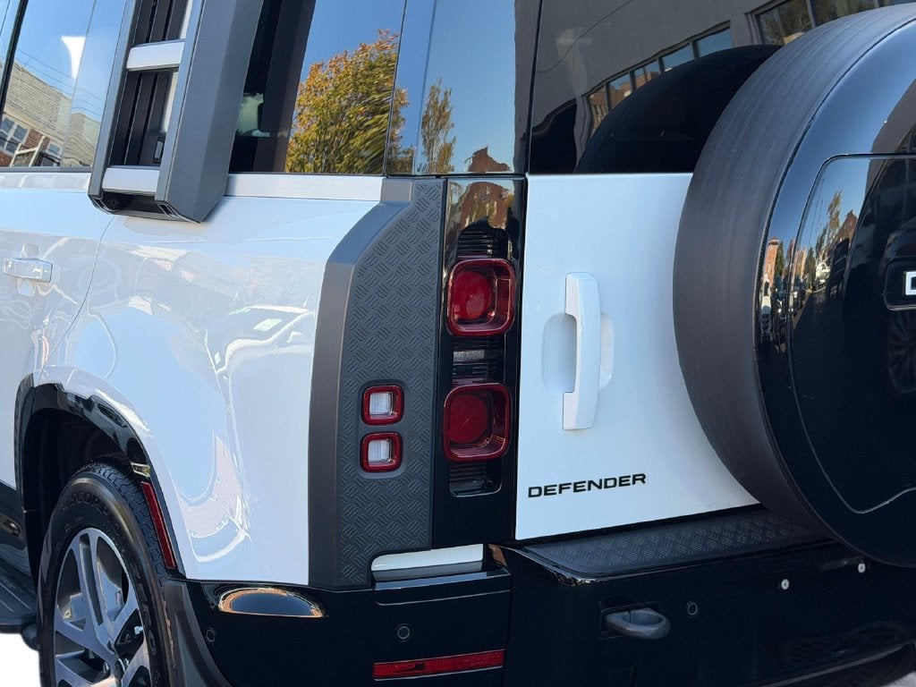 2025 Land Rover Defender 110 X-Dynamic SE