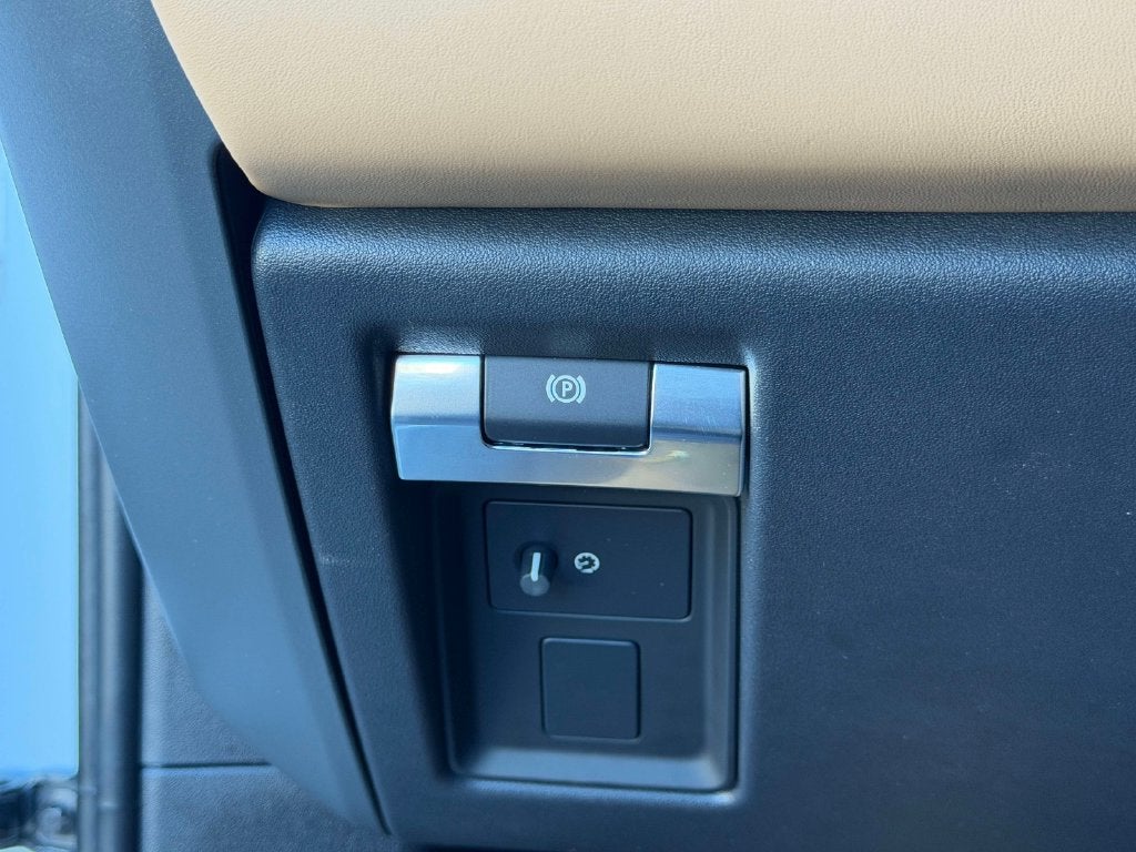 2025 Land Rover Defender 110 X-Dynamic SE